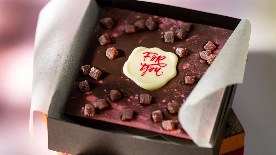 Chocolate tablet with decorations
